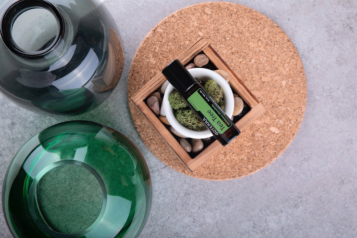 Un flacone dōTERRA su un sottobicchiere di sughero