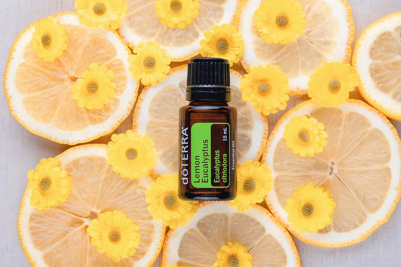 Флакон dōTERRA на дольках лимона с жёлтыми цветами