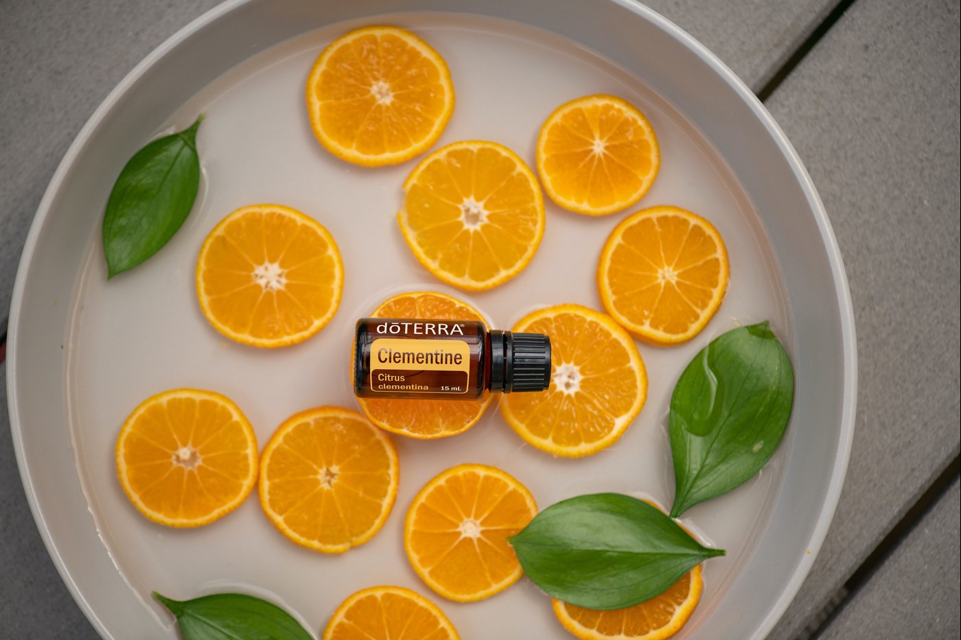 Флакон dōTERRA среди ломтиков апельсина