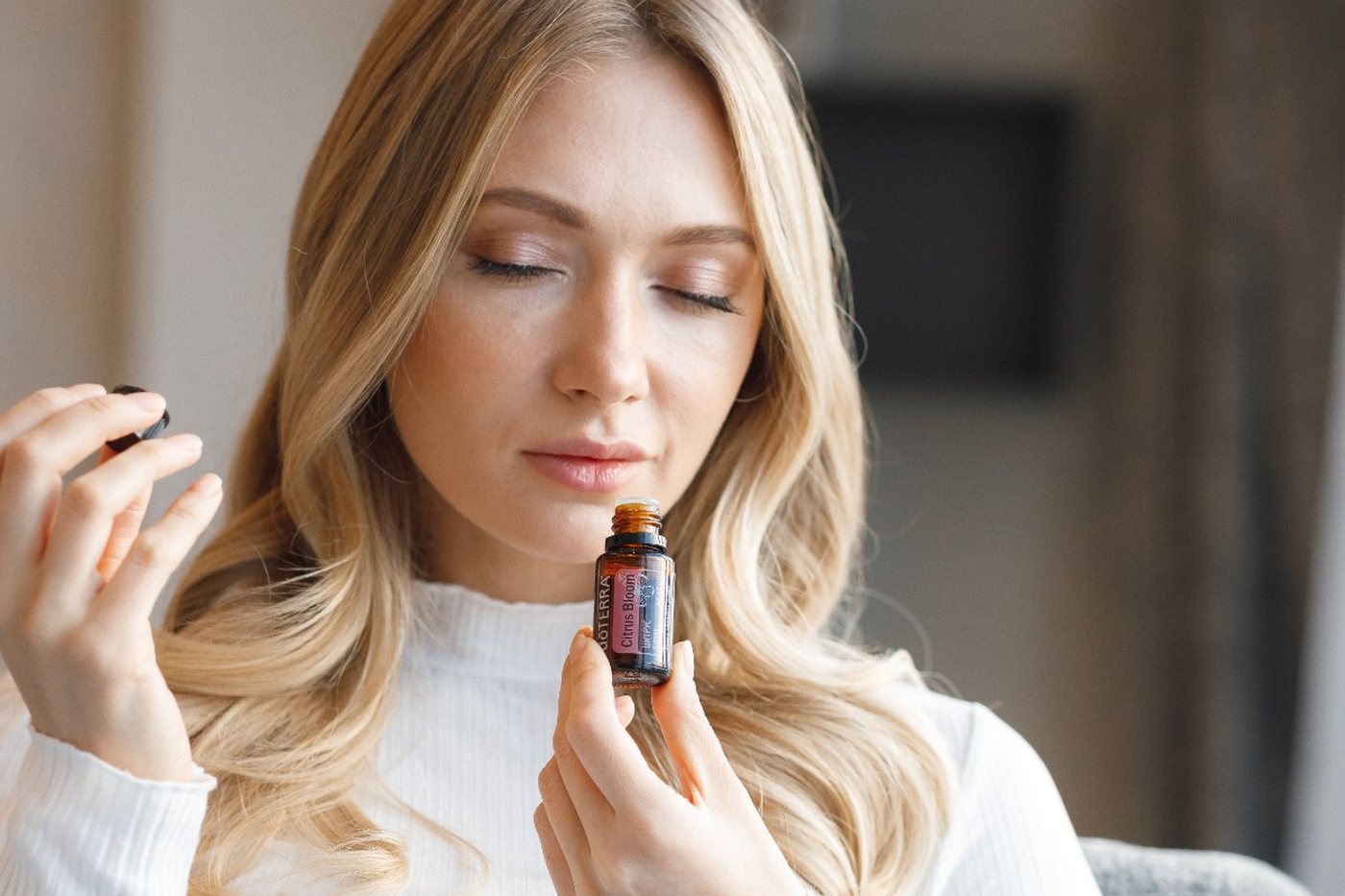Девушка вдыхает аромат эфирного масла dōTERRA