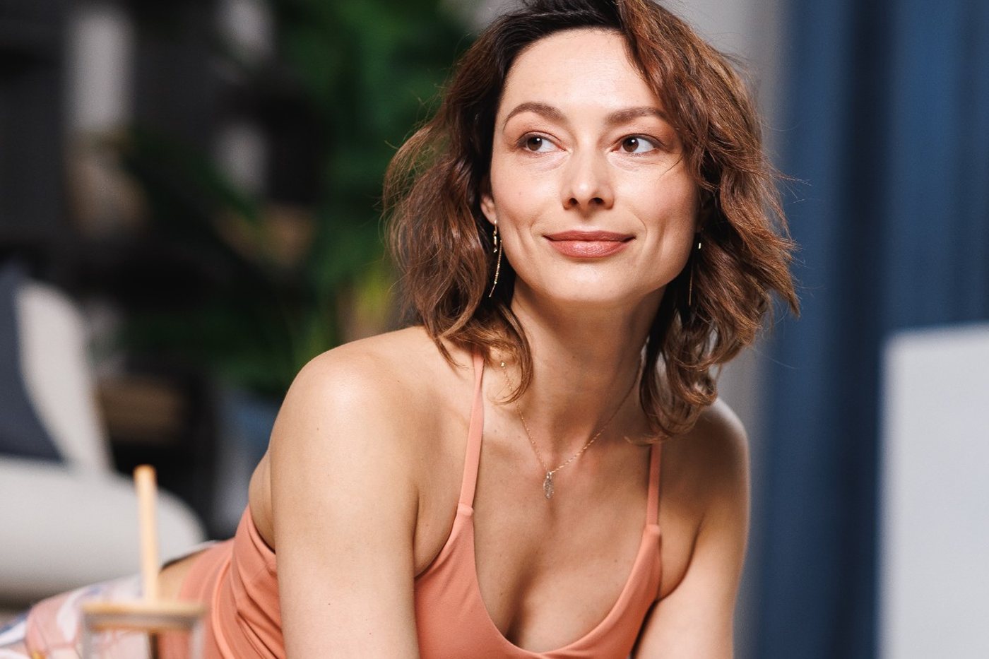 Une femme se détend après le yoga avec une bouteille d’eau